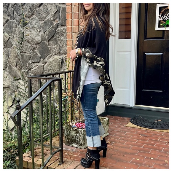 #05 Black Chic Poncho with Camouflage Trim - Picture 4 of 5